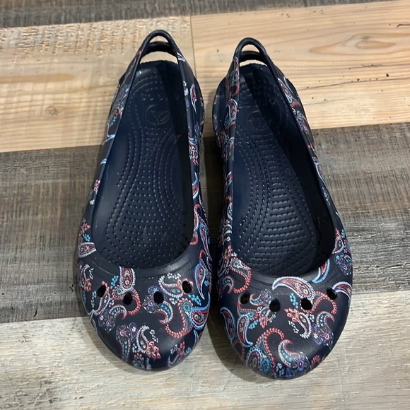 Crocs Women's Kadee Florals Flats Paisley Floral Navy Size 7 Casual Comfy Summer - Picture 5 of 11